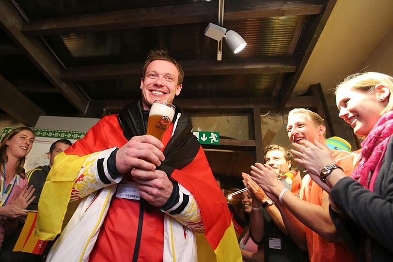 Felix Loch feiert die Goldmedaille.