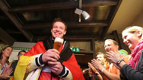 Felix Loch feiert die Goldmedaille.
