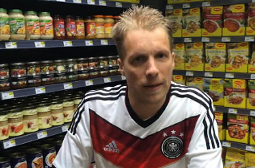 "Ich versteh jetzt die Frage nicht. Soll ich einfach aus dem Laden laufen und die Sachen klauen, oder was?" - Oliver Pocher veräppelt Per Mertesacker in einem Video.