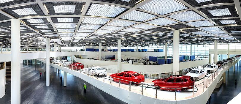 BMWs am laufenden Band in der blitzsauberen Eingangshalle des BMW-Werks in Shenyang.