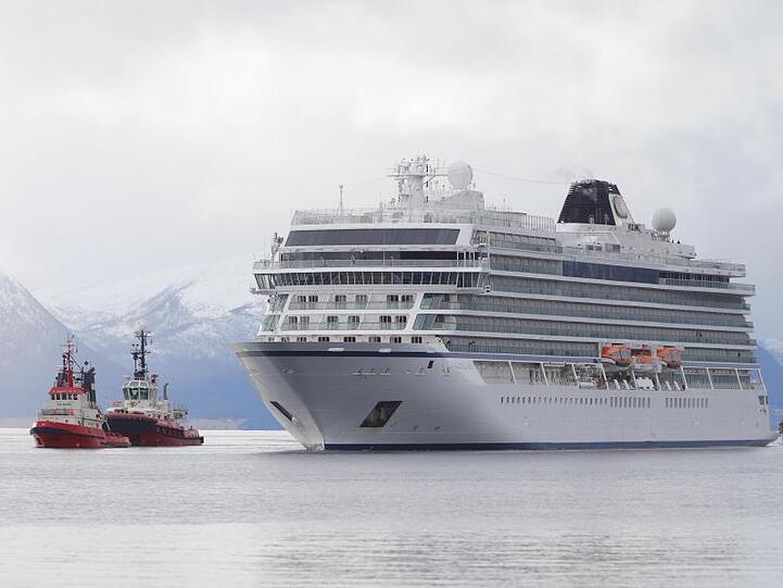 Die "Viking Sky" mit 915 Passagieren und 458 Besatzungsmitgliedern an Bord hatte sich seit mehr als einer Woche auf Kreuzfahrt entlang der westnorwegischen Küste befunden.