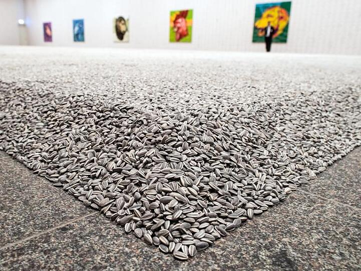 Ai Weiweis "Sunflower Seeds" (2010) bestehen aus Sonnenblumenkernen aus Porzelan.