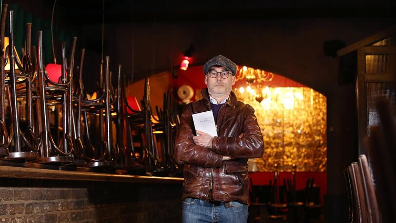 Thomas Vogler mit seinem im Frühjahr erschienenen Buch "Der kotzende Hund", in dem er Anekdoten aus 23 Jahren "Jazzbar Vogler" erzählt.