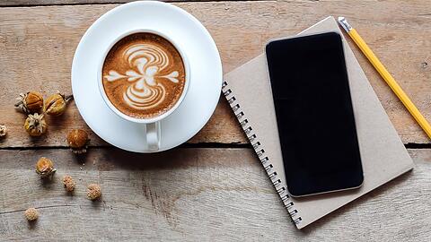 Von der richtigen Wassertemperatur bis zum Milchschaum: Einige Apps helfen bei der Zubereitung des perfekten Kaffees.