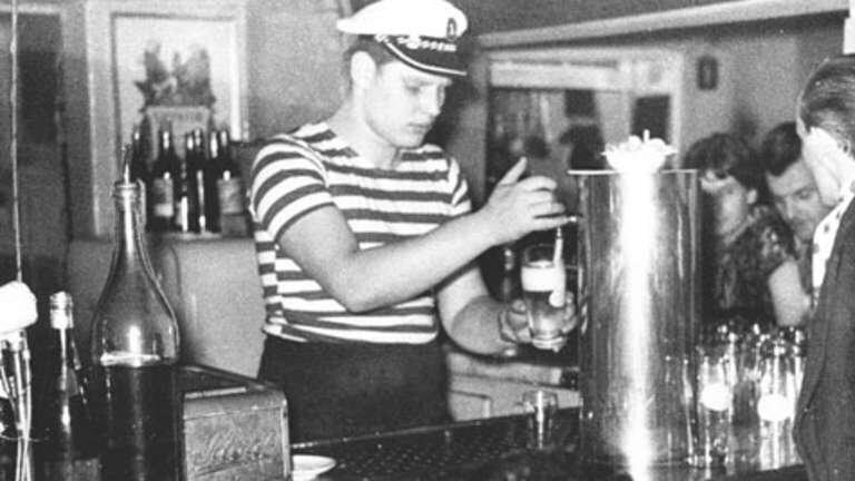"Heinzis" Vater Karl-Heinz Wildmoser (später Wiesn-Baron und Sechzger-Präsident) übernimmt 1961 die Gaststätte Ledigenheim im Westend, der Junior wächst im Wirtshaus auf.