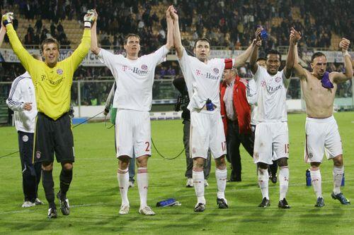 La Ola mit den mitgereisten Fans nach dem 1:1 in Florenz: Keeper Rensing, mit Torschütze Borowski, Kapitän van Bommel, Zé Roberto und Franck Ribéry.