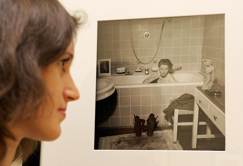 In der Ausstellung "Lee Miller: Fotografien 1930 - 1970" sieht sich eine junge Frau am Donnerstag (07.09.2006) im Kunstmuseum in Wolfsburg ein Foto an, auf dem Lee Miller 1945 in Hitlers Badewanne in seiner Wohnung in München sitzt.