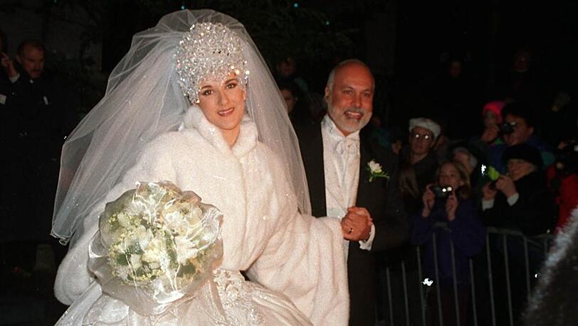 Zur Hochzeit am 17. Dezember 1994 erschien Céline Dion in üppiger Robe - ein schweres, mit 2.000 Swarovski Kristallen besticktes Diadem inklusive. Zur Hochzeit am 17. Dezember 1994 erschien Céline Dion in üppiger Robe - ein schweres, mit 2.000 Swarovski Kristallen besticktes Diadem inklusive.