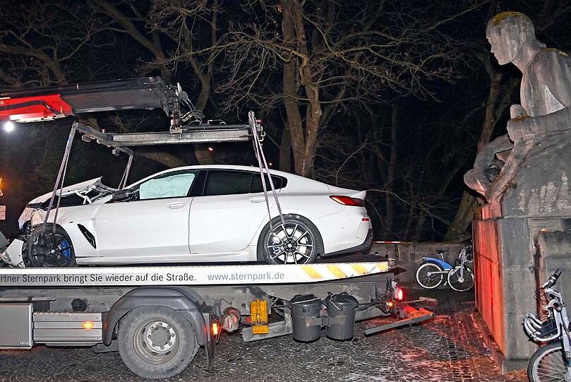 Die Fahrt des Rasers im BMW 850i M endete am massiven steinernen Geländer im Auslauf der Luitpoldbrücke.