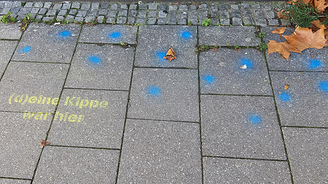 Mit bunten Punkten und Schriftzügen soll auf das Problem von weggeworfenen Kippen hingewiesen werden.