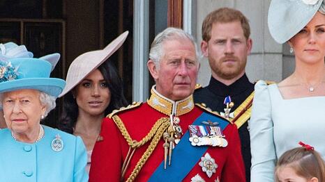 Werden K&ouml;nig Charles, sein Sohn Prinz Harry und Herzogin Meghan jemals wieder &ouml;ffentlich zusammen zu sehen sein? Angeblich hat der Monarch eine besondere Idee, um den Familienstreit zu beenden.