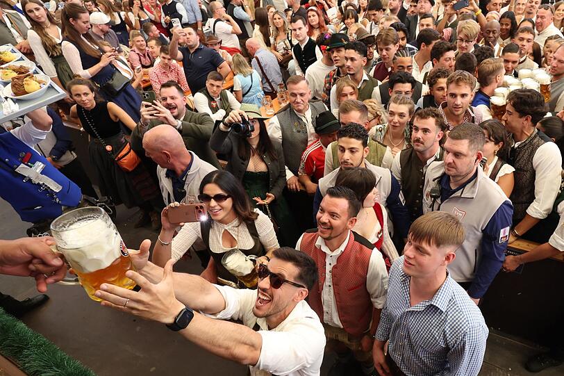 Das Warten hat ein Ende: Um 12 Uhr gab es endlich Bier. Das Warten hat ein Ende: Um 12 Uhr gab es endlich Bier.