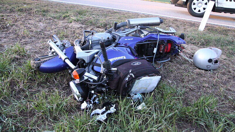 Am Mittwochabend ist es zwischen Peterskirchen und Tacherting zu einem schweren Unfall gekommen. Ein Motorrad-Fahrer ist beim Überholen mit einem entgegenkommenden PKW zusammengekracht. Durch die Wucht des Aufpralls wurde der 27-Jährige von seinem Motorrad geschleudert und dabei lebensbedrohlich verletzt. Er musste mit dem Hubschrauber ins Krankenhaus geflogen werden.