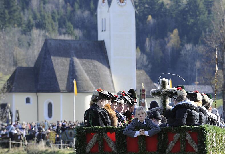 So schön war der Leonhardiritt: Bei strahlendem Sonnenschein zog der Traditions-Zug vom Schliersee nach Fischhausen. Die schönsten Bilder.