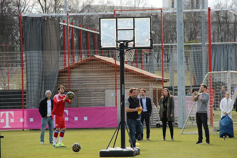 Javi Martinez könnte bald wieder ins Mannschaftstraining einsteigen. am Dienstag stand allerdings erstmal ein Sponsoren-Termin auf dem Programm. Die Bilder!