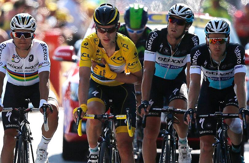 Mit Schmerzen durchs Ziel. Nach seinem Sturz konnte Tony Martin (Gelbes Trikot) nicht mehr mit dem linken Arm an seinen Lenker greifen.