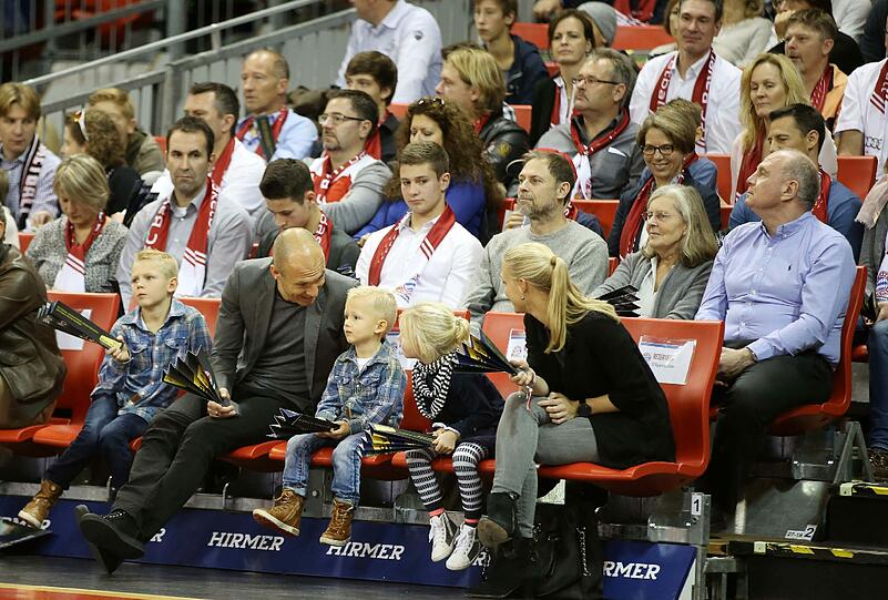 Am Sonntag feuerte Uli Hoeneß mal wieder die Bayern Basketballer im Audi Dome an. Eine Reihe davor sah Arjen Robben mit seiner Frau und den drei Kindern beim Basketball zu. Die Bilder!