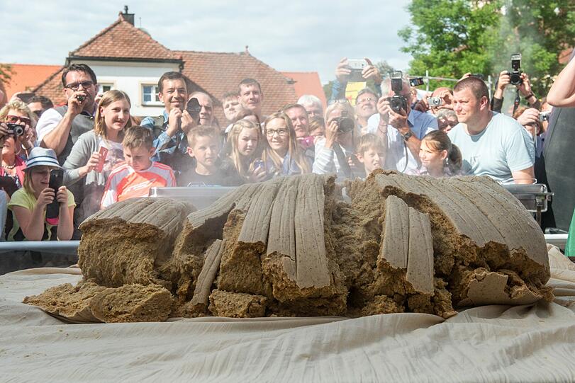 Den in 1400 Portionen zerteilten Knödel konnten sie sich mit Biergulasch genießen.