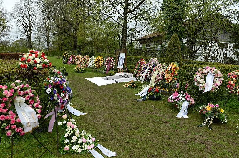 Kränze am Grab von Sônia Bogner