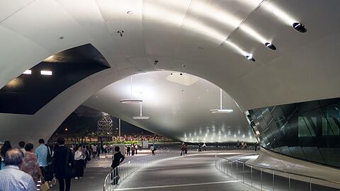 Ein bisschen wie auf dem Weg ins Sportstadion schaut&rsquo;s aus, wenn man sich dem neuen Kulturzentrum von Kaohsiung in Südtaiwan nähert