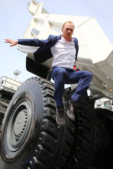 Wilde Actionszenen im James-Bond-Outfit gab's beim Video-Dreh auf der Bauma.