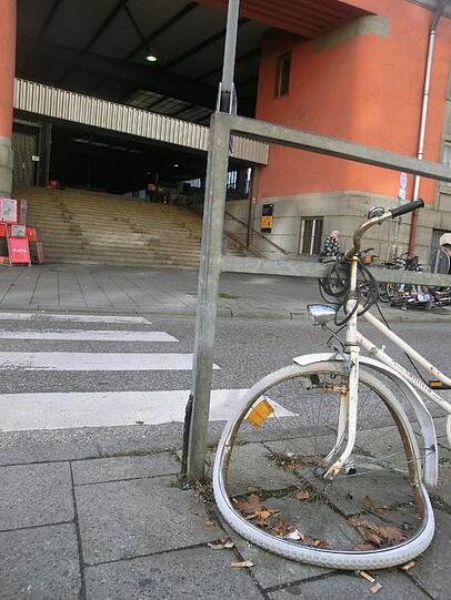 Radl am Tramübergang: Vor dem Starnberger Flügelbahnhof.