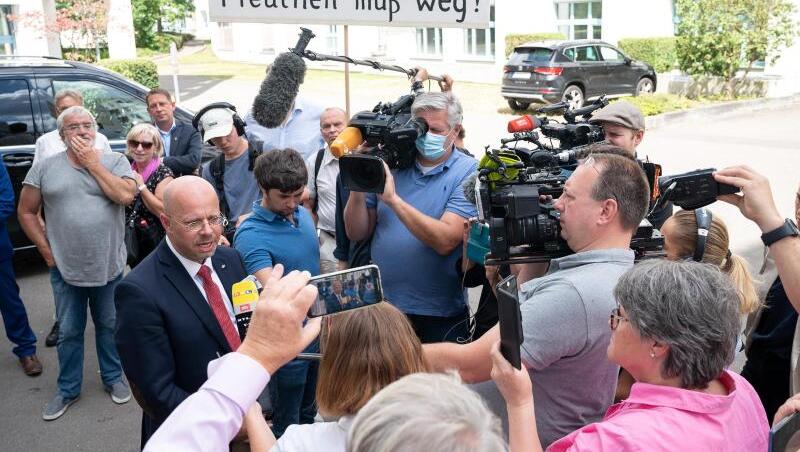 Andreas Kalbitz im Gespräch mit Journalisten - im Hintergrund haben sich Unterstützer versammelt. Andreas Kalbitz im Gespräch mit Journalisten - im Hintergrund haben sich Unterstützer versammelt.