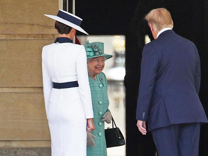 Die britische Königin Elizabeth II. begrüßt Donald Trump und seine Frau Melania Trump im Buckingham Palace.