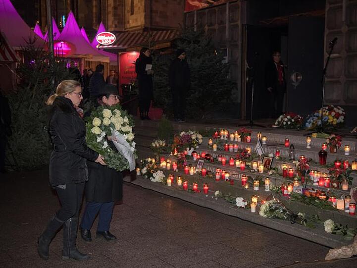 Angehörige der Opfer des Anschlags auf dem Breitscheidplatz gedenken ihren verstorbenen Angehörigen.