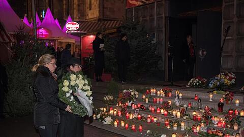 Angehörige der Opfer des Anschlags auf dem Breitscheidplatz gedenken ihren verstorbenen Angehörigen.