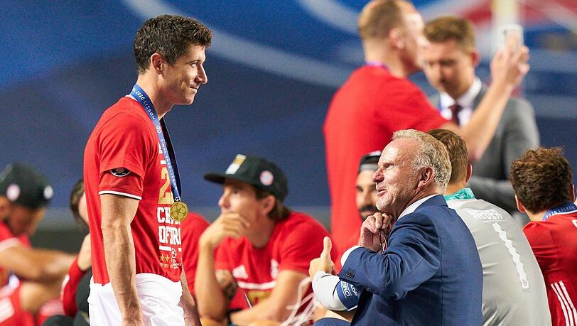 Entspannter Plausch nach dem Champion-League-Triumph in Lissabon: Robert Lewandowski (l.) und Karl-Heinz Rummenigge Entspannter Plausch nach dem Champion-League-Triumph in Lissabon: Robert Lewandowski (l.) und Karl-Heinz Rummenigge