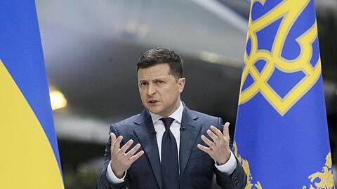 Der ukrainische Präsident Wolodymyr Selenskyj spricht während einer Pressekonferenz.