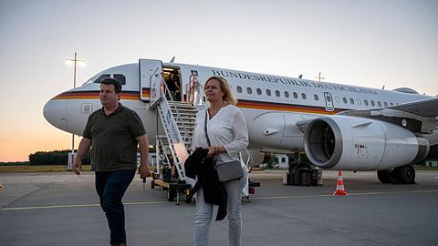Bundesinnenministerin Nancy Faeser (rechts) und Sozialminister Hubertus Heil (beide SPD) am Flughafen Rzeszow in Polen.