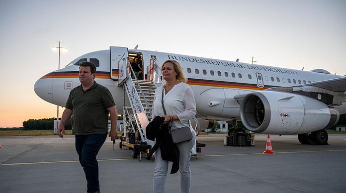 Bundesinnenministerin Nancy Faeser (rechts) und Sozialminister Hubertus Heil (beide SPD) am Flughafen Rzeszow in Polen.