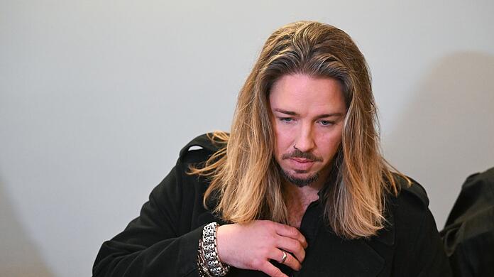 Gil Ofarim steht im Saal des Landgerichts in Leipzig.