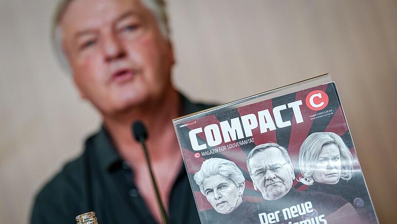 Chefredakteur Jürgen Elsässer mit einem "Compact"-Magazin. (Archivbild) Chefredakteur Jürgen Elsässer mit einem "Compact"-Magazin. (Archivbild)