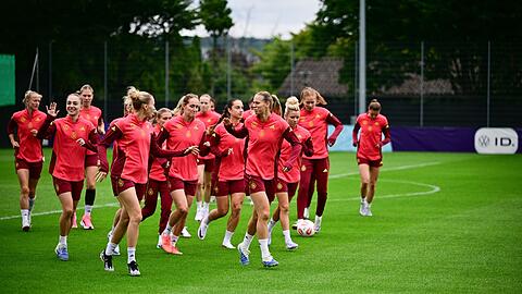 Deutsche Fußballerinnen: Warmlaufen für Weltmeister Spanien.