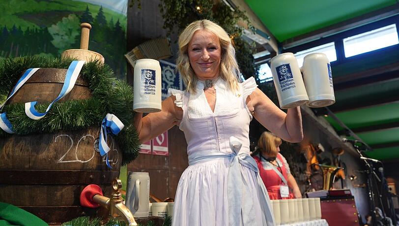 Im Schützenlisl-Festzelt hatte Monika Gruber zum Wiesn-Auftakt die große Anstich-Ehre.