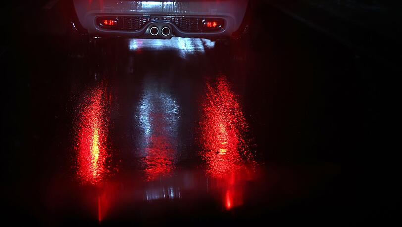 Mitten auf einer Bundesstra&szlig;e ist ein Autofahrer in seinem Wagen eingeschlafen. (Symbolbild)