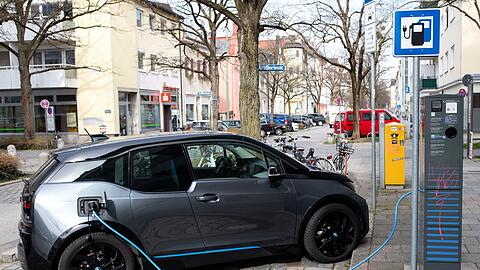 Der 2013 vorgestellte BMW i3 sah sehr nach Elektroauto, aber nur bedingt nach BMW aus. (Archivbild)