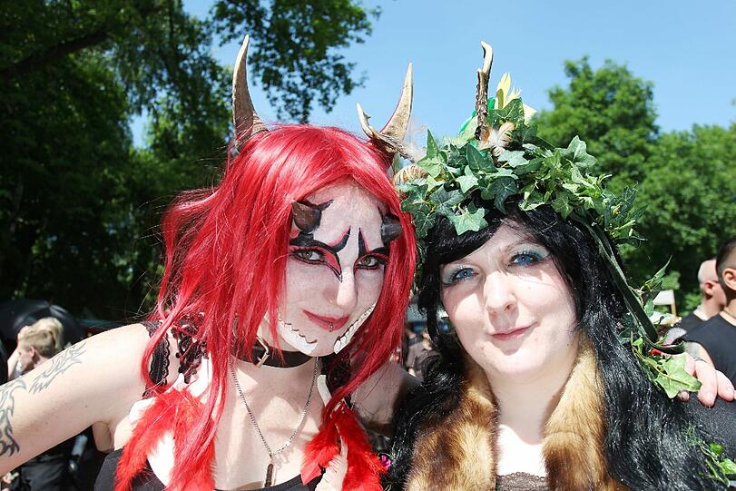 Weltgrößtes Treffen von Wave-Gotik-Fans: Die schwarze Szene trifft sich an Pfingsten traditionell in Leipzig. Wir zeigen die schrägsten Outfits.