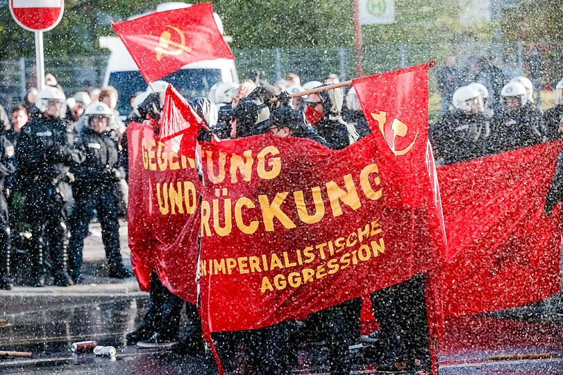In Hamburg kam es bei zwei "revolutionären" Demonstrationen am Freitagabend zu Ausschreitungen. Die «Revolutionäre 1. Mai»-Demo in der Hansestadt stand unter dem Motto «Hamburg sieht rot»