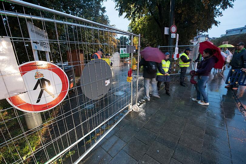 Der Regen bestimmt den Auftakt zum 183. Oktoberfest in München. Erste Wiesnfans standen trotzdem seit 7 Uhr vor den Zelten an.