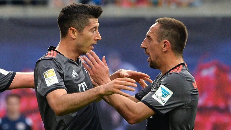 ROBERT LEWANDOWSKI (l.)  NOTE 2: 
Sein persönliches Ziel: Die Torjägerkanone verteidigen. Verwandelte den Handelfmeter eiskalt (17.) und staubte zum 3:4 ab (84.). Steht nun bei 30 Saisontreffern (Dortmunds Aubameyang bei 29), zugleich sein 150. Tor in der Bundesliga überhaupt. Vergab die Chance auf das 2:3 (51.). Pech bei einem Pfostenlupfer (67.). Versuchte es immer wieder.