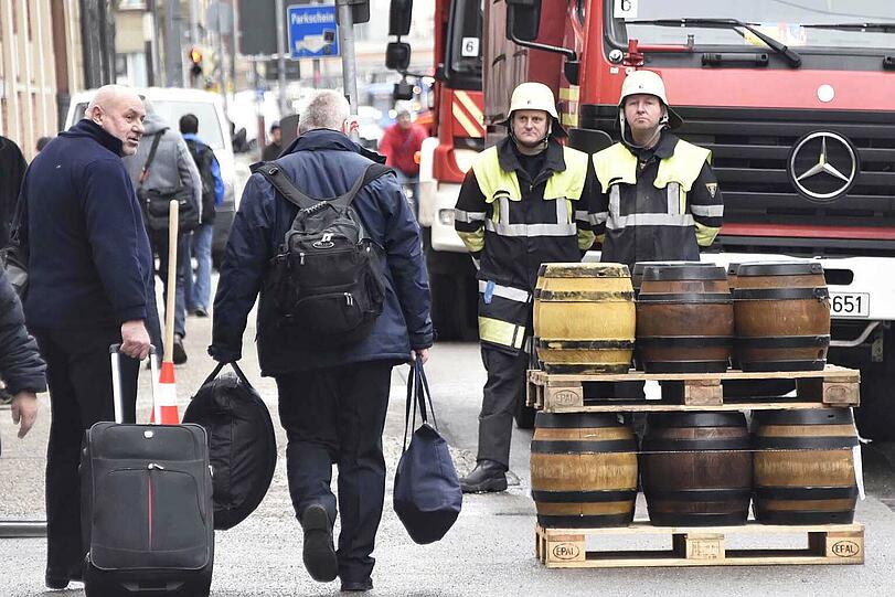 Die Feuerwehr musste dem havarierten Lkw wieder auf die Straße helfen. Die Bilder vom Einsatz am Montagvormittag.