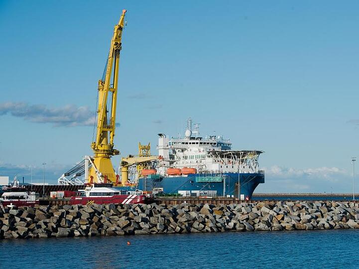 Drei US-Senatoren haben dem Fährhafen Sassnitz in Mecklenburg-Vorpommern in einem Brief mit schweren Sanktionen wegen seiner Rolle beim Bau der Ostseepipeline Nord Stream 2 gedroht.