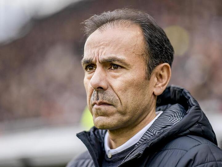 St. Paulis Trainer Jos Luhukay schaut auf das Spielfeld. Foto: Axel Heimken/dpa/Archivbild