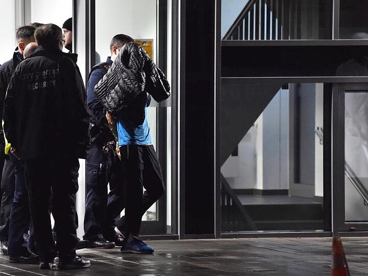 Der mutmaßliche Täter wird nach der tödlichen Attacke auf Fritz von Weizsäcker von Polizisten abgeführt.