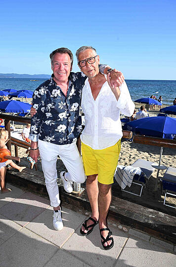 Patrick Lindner mit seinem Ehemann Peter Schäfer auf dem Charity-Event "FCR EAGLES MASTERS TOSCANA 2024".