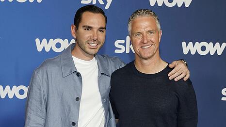 Ralf Schumacher (re.) mit Partner Etienne Bousquet-Cassagne bei der Sky-Programmpr&auml;sentation im April 2026.